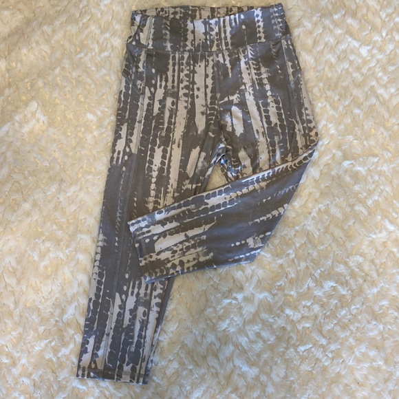 🌹DANSKIN Yoga capri women’s leggings grey watercolor print soft touch size M - Picture 1 of 11